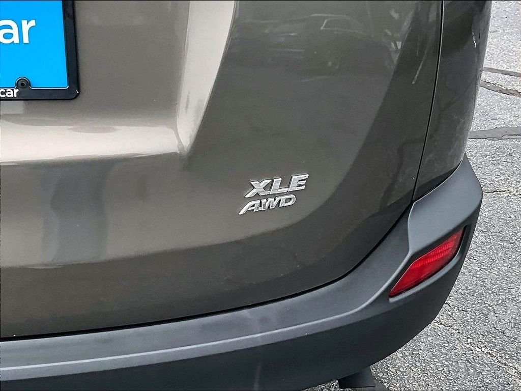 Used 2015 Brown Toyota XLE image 28