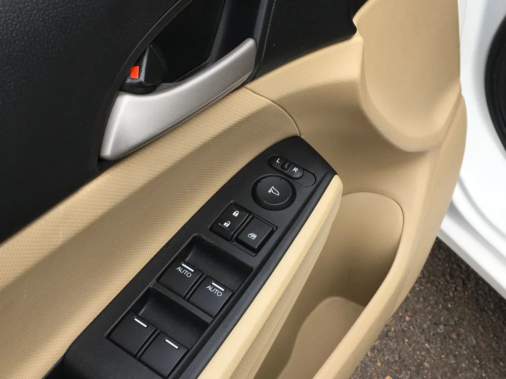 Used 2011 White Honda LX-P image 18