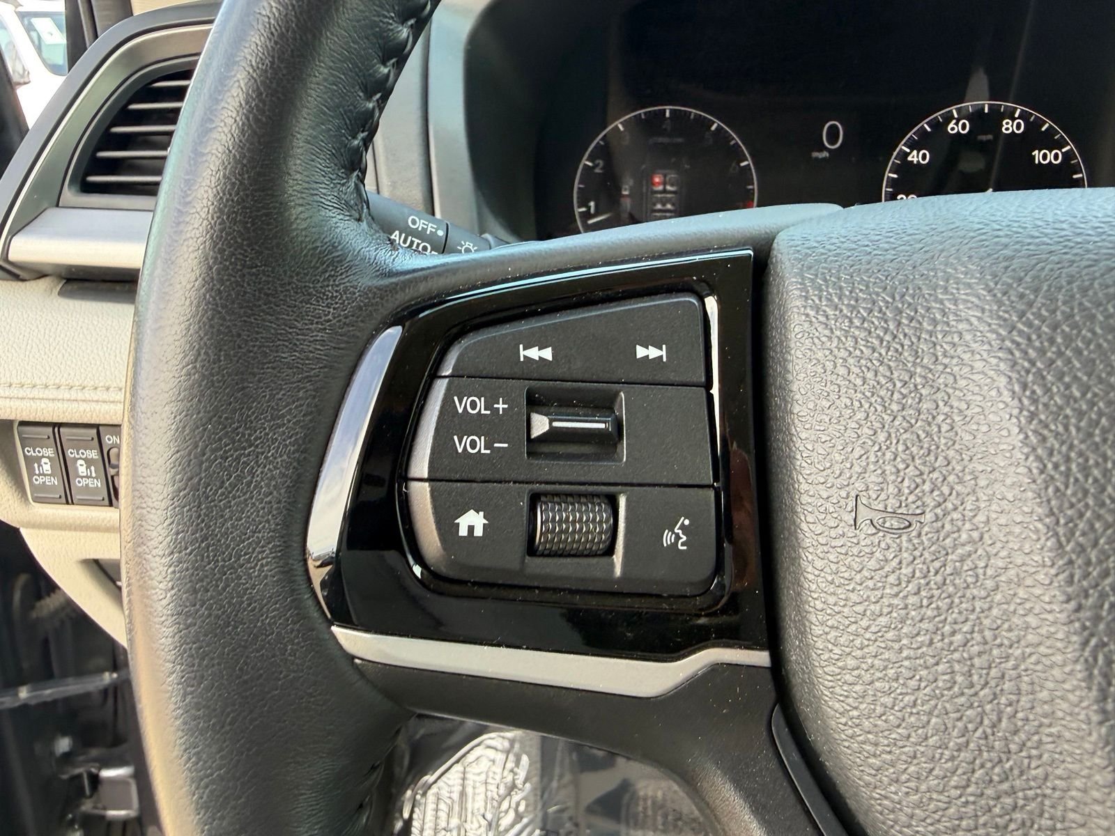 Used 2025 Solar Silver Metallic Honda EX-L image 18