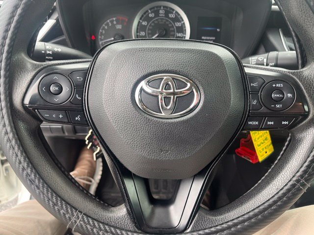 Used 2020 White Toyota LE image 14