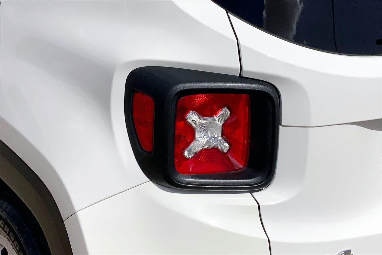 Used 2022 Alpine White Clearcoat Jeep Limited image 29