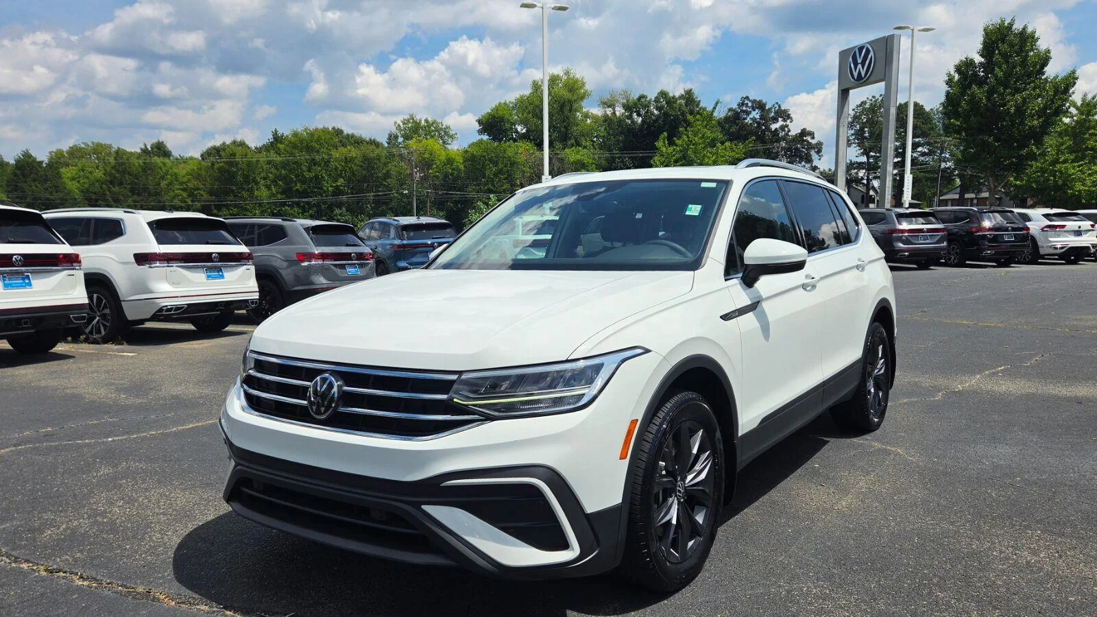 Certified Used 2022 Pure White Volkswagen SE image 9