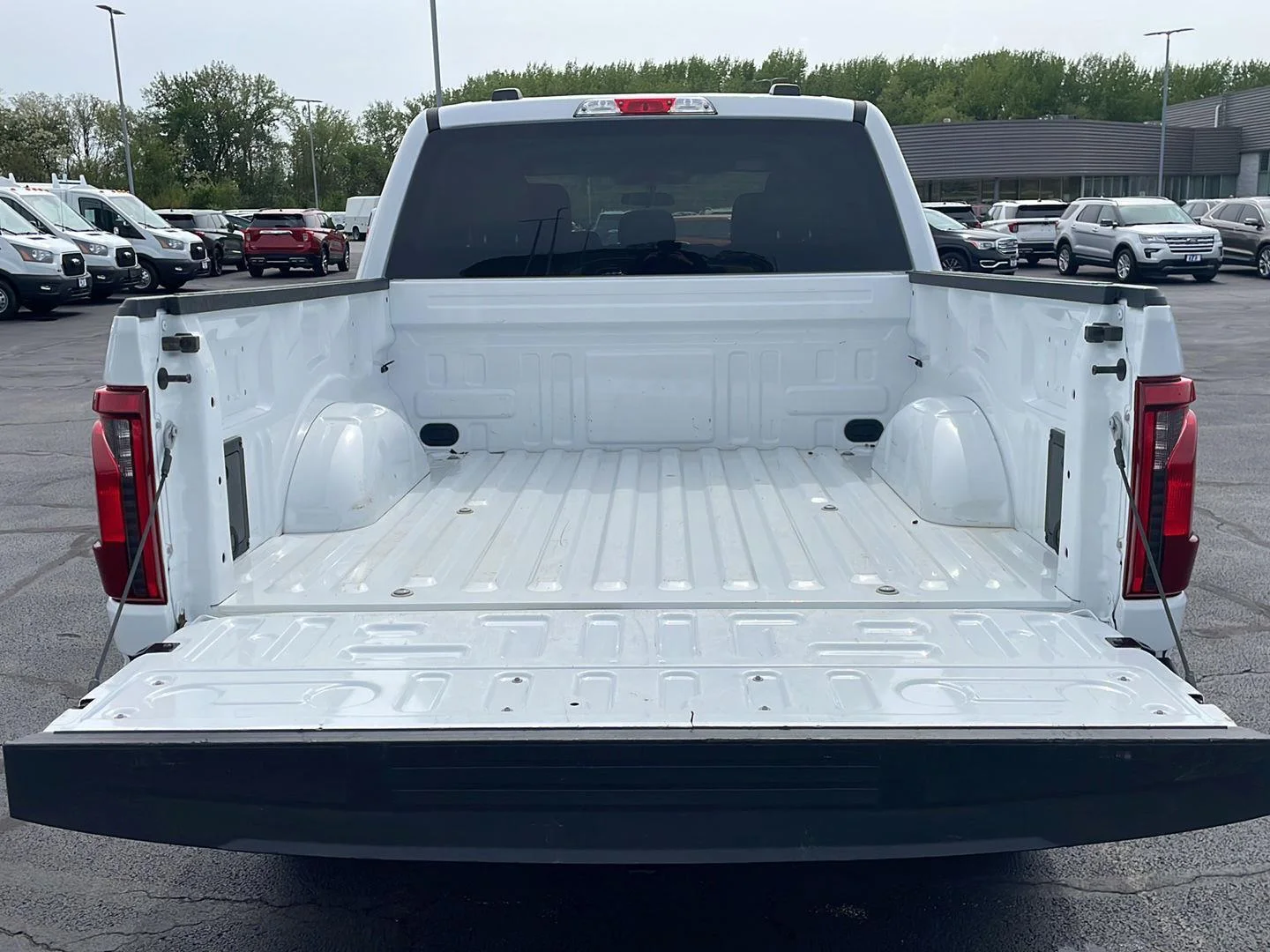 Used 2025 Oxford White Ford XLT image 5