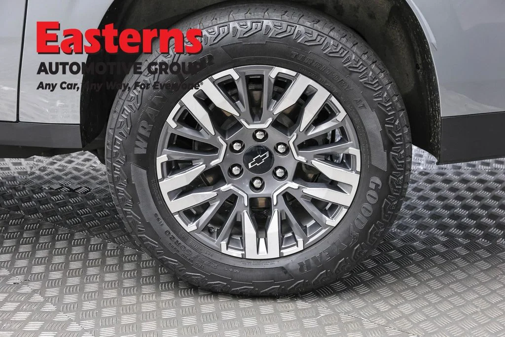 Used 2025 Gray Chevrolet Z71 image 8