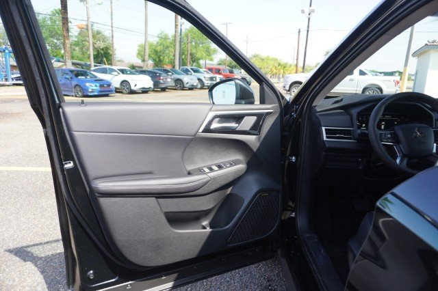 2025 Mitsubishi Outlander SE - Photo 16