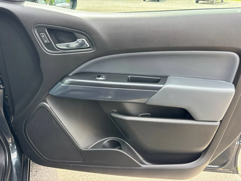 Used 2018 GRAPHITE METALLIC Chevrolet 2WD Z71 image 21