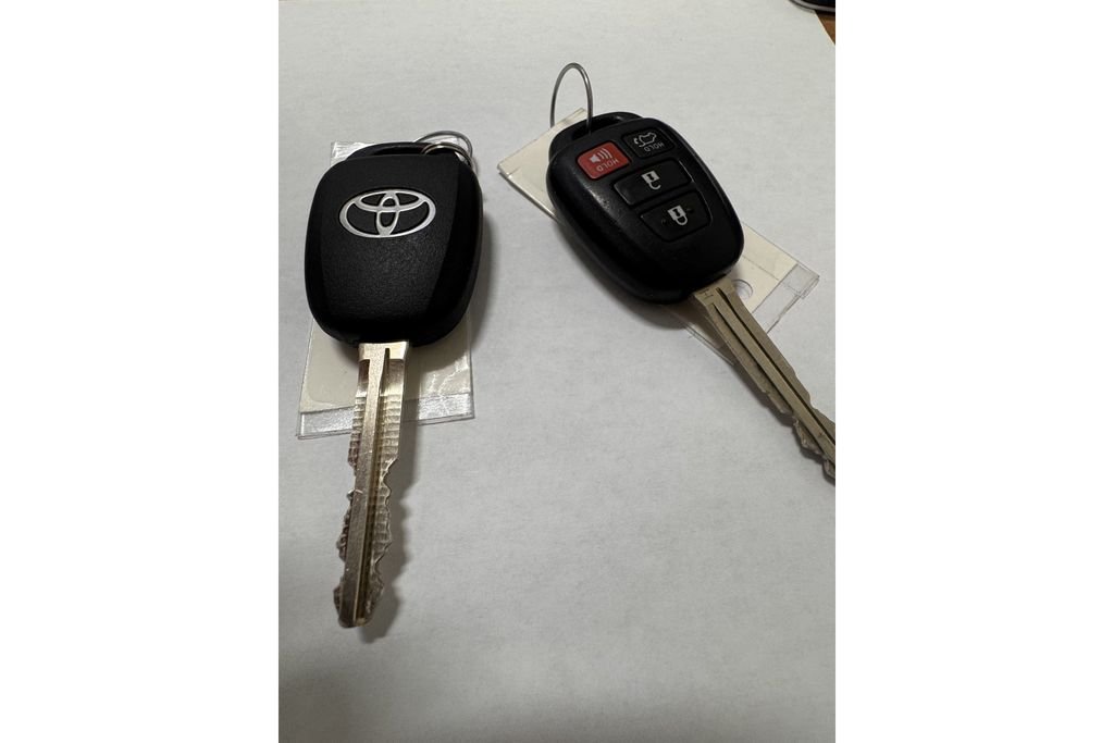 Used 2014 Silver Toyota LE image 35