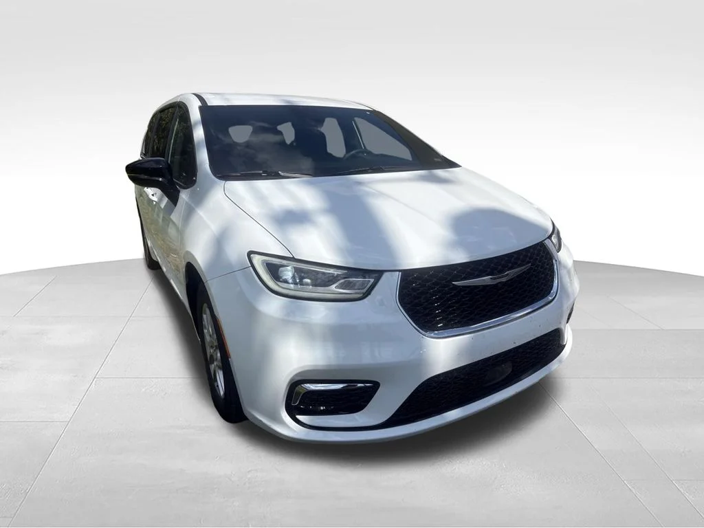 Used 2025 White/off-white Chrysler Select image 5