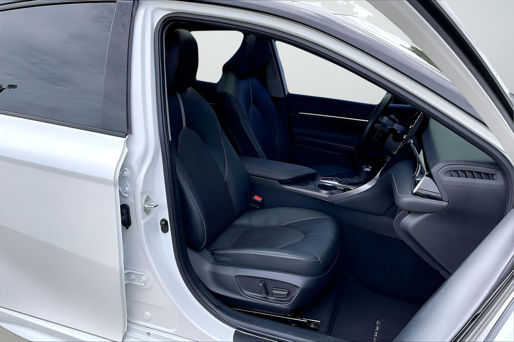 Used 2022 White Toyota XSE V6 image 28