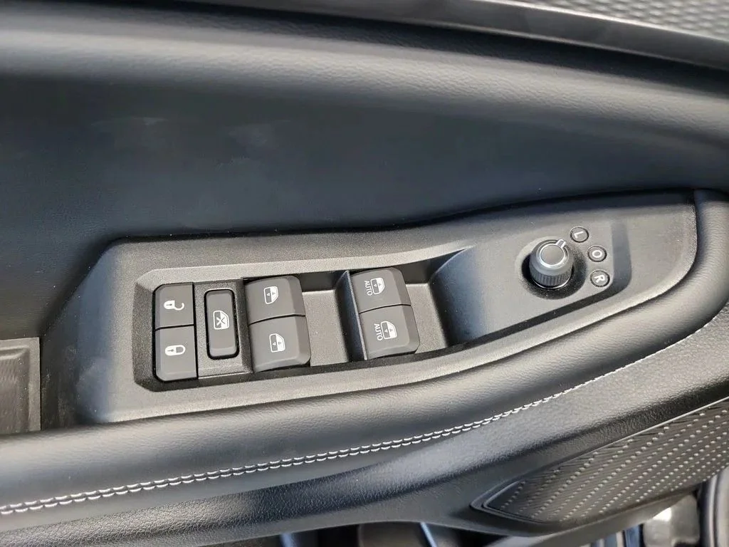 New 2026 Diamond Black Crystal Pearlcoat Jeep Laredo X image 13
