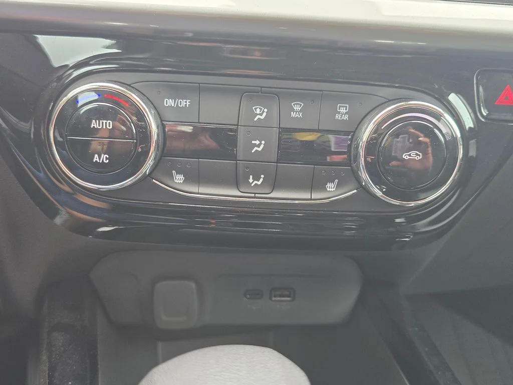 Used 2025 White Chevrolet LT image 27
