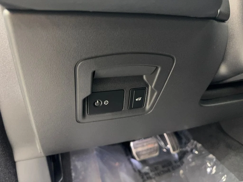 Used 2026 Black Land Rover Dynamic SE image 56