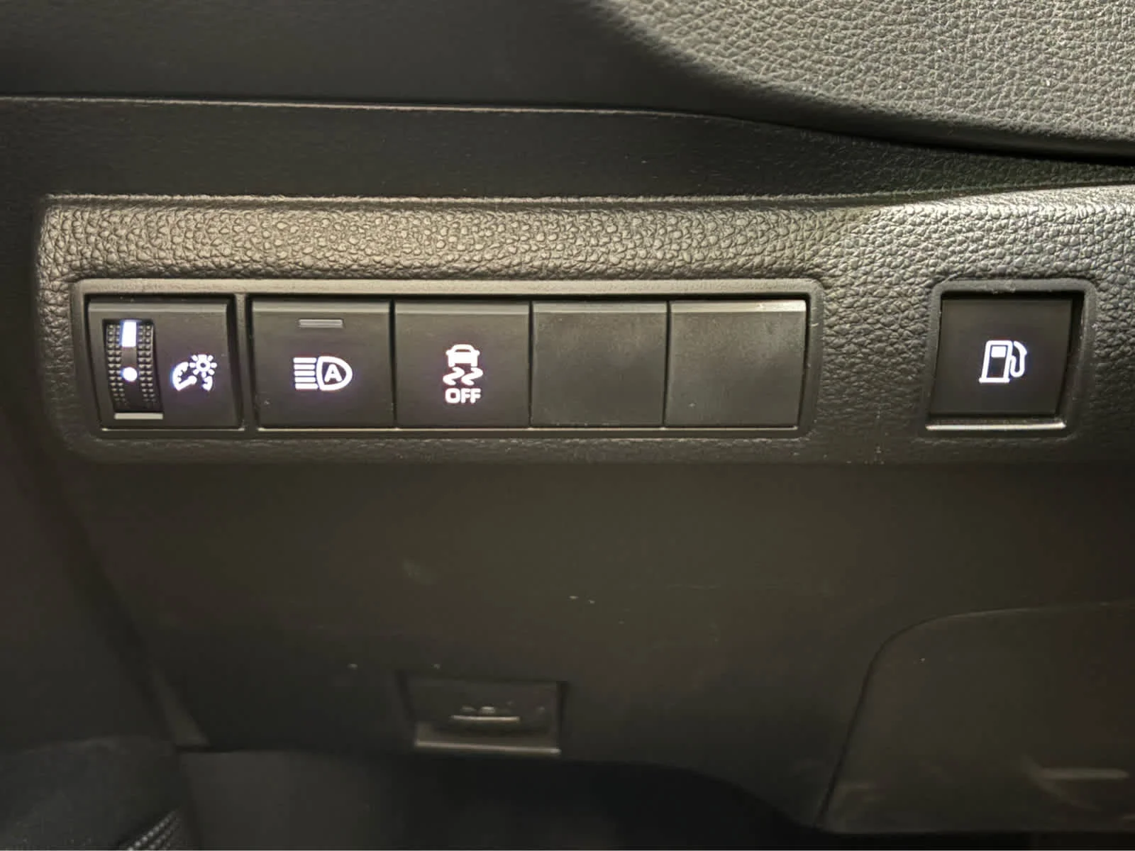 Used 2024  Toyota Hybrid LE image 18
