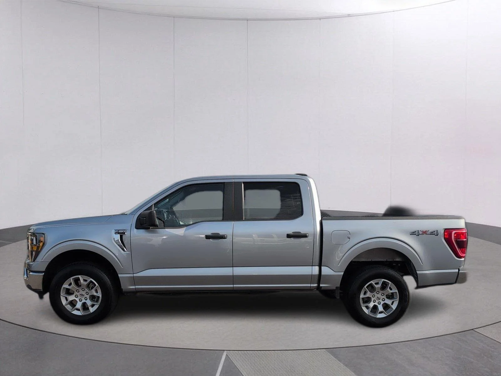Used 2023 Iconic Silver Ford XLT image 2