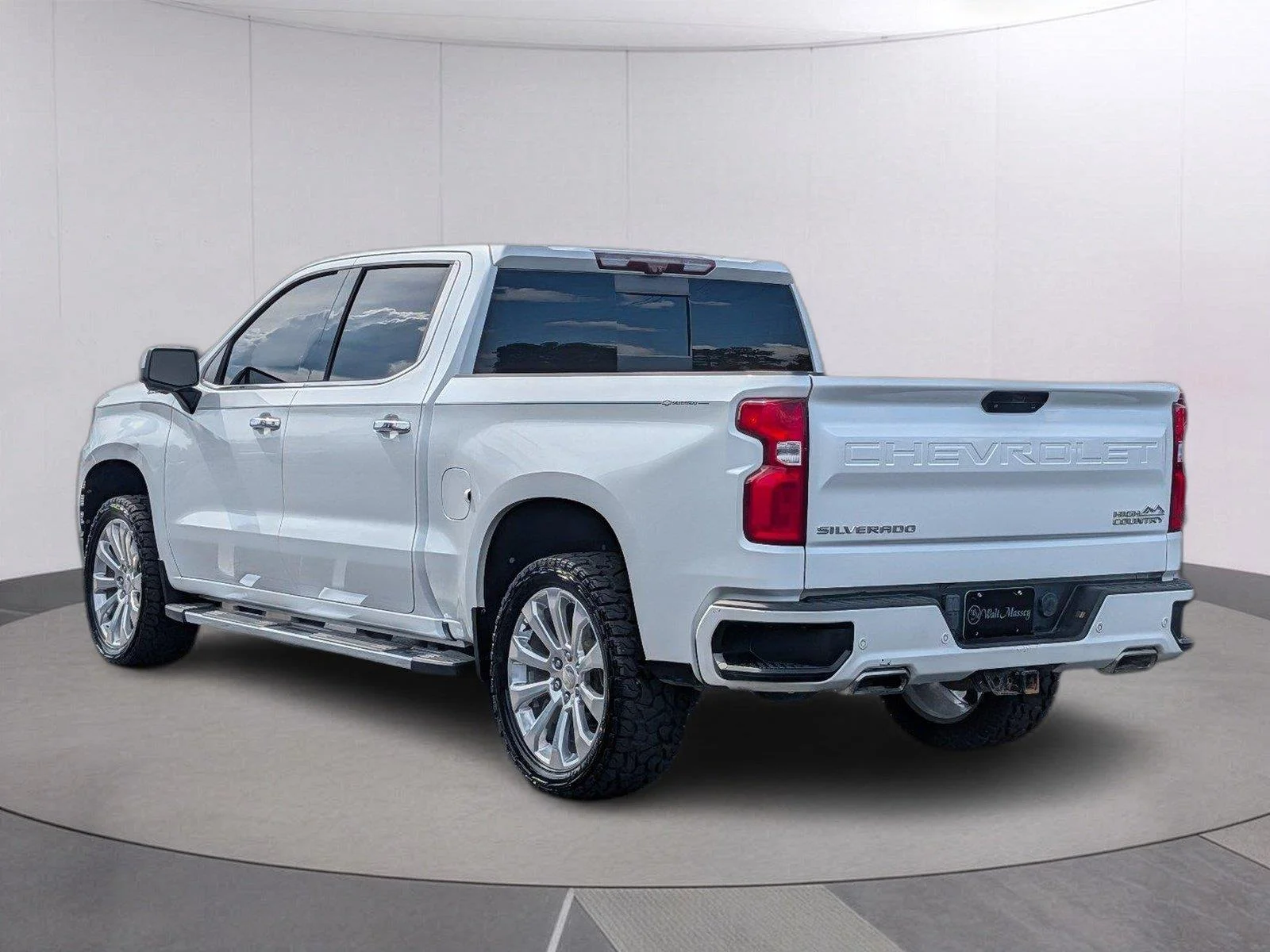 Used 2020 IRIDESCENT PEARL TRICOAT Chevrolet High Country image 3