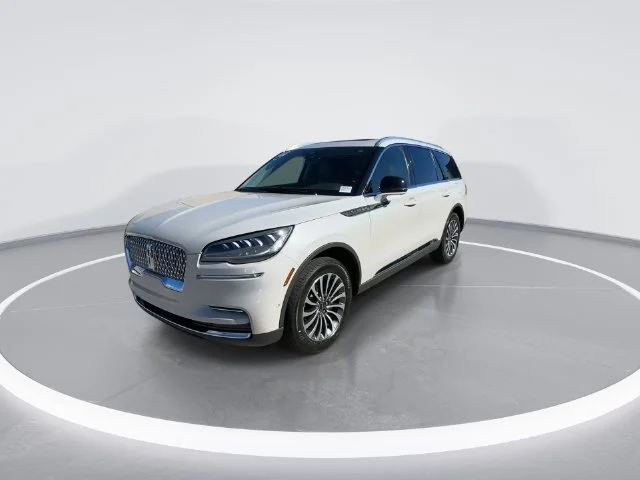 Used 2024 White Lincoln Reserve image 3