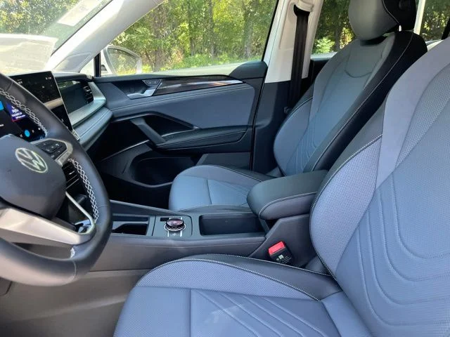 New 2026 White/off-white Volkswagen 2.0T SE image 9