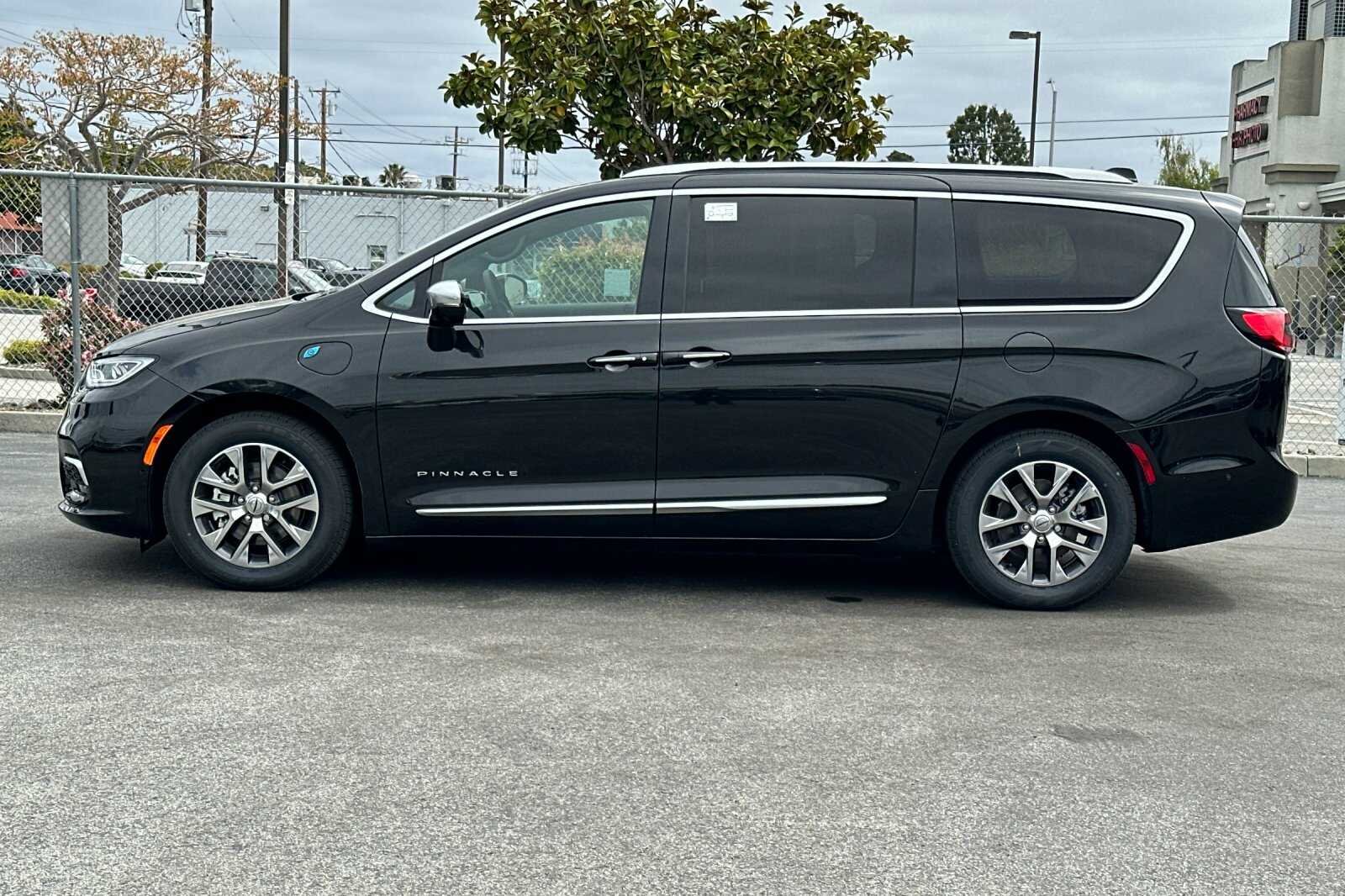 New 2023 Brilliant Black Crystal Pearl-Coat Exterior Paint Chrysler PINNACLE image 7