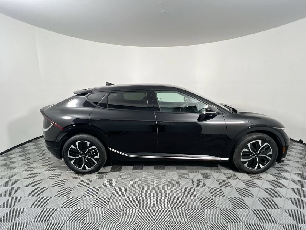 Certified Used 2024 Black Kia Wind image 2