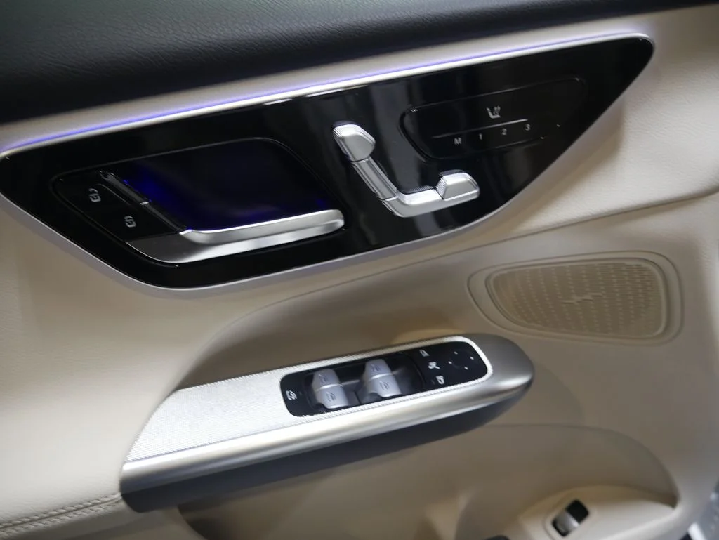 New 2026 Polar White Mercedes-Benz GLC 300 image 17