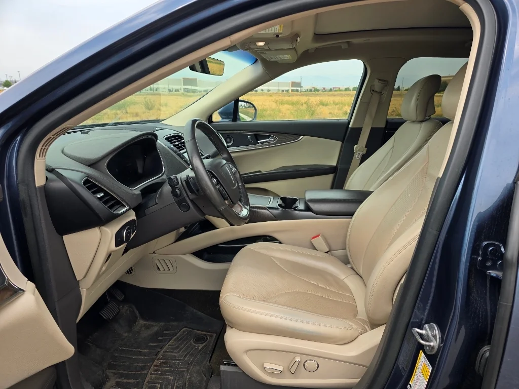 Used 2019 Blue Diamond Metallic Lincoln Reserve image 12