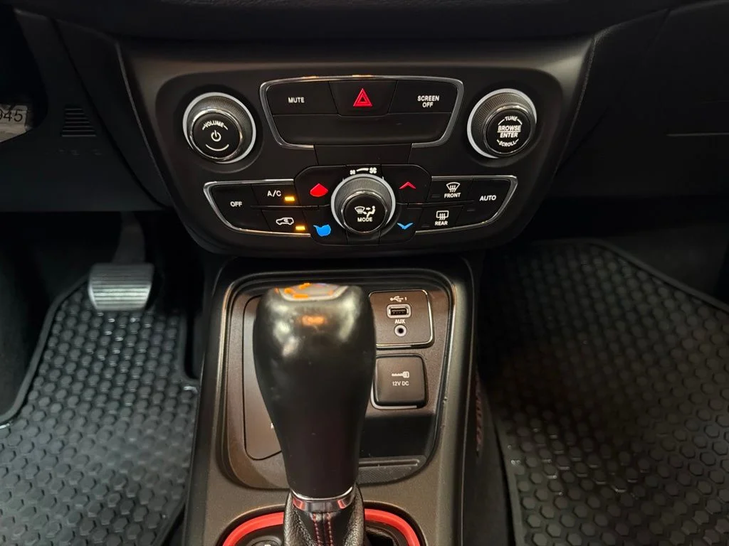 Used 2019 White Clearcoat Jeep Trailhawk image 20