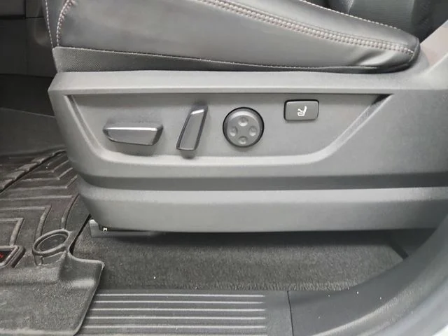 Used 2025 White Nissan Platinum Reserve image 20