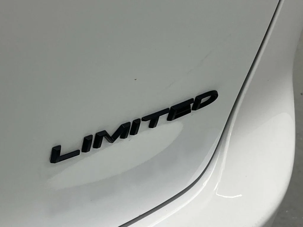 Used 2025 Bright White Clearcoat Chrysler Limited FWD 1 OWNER 3.6L image 10