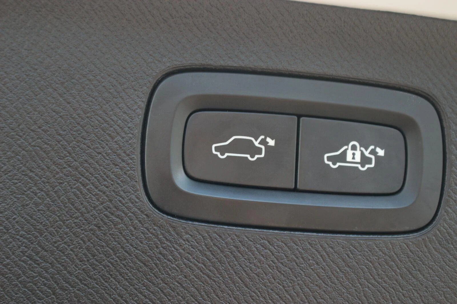 Used 2021  Volvo Momentum image 11