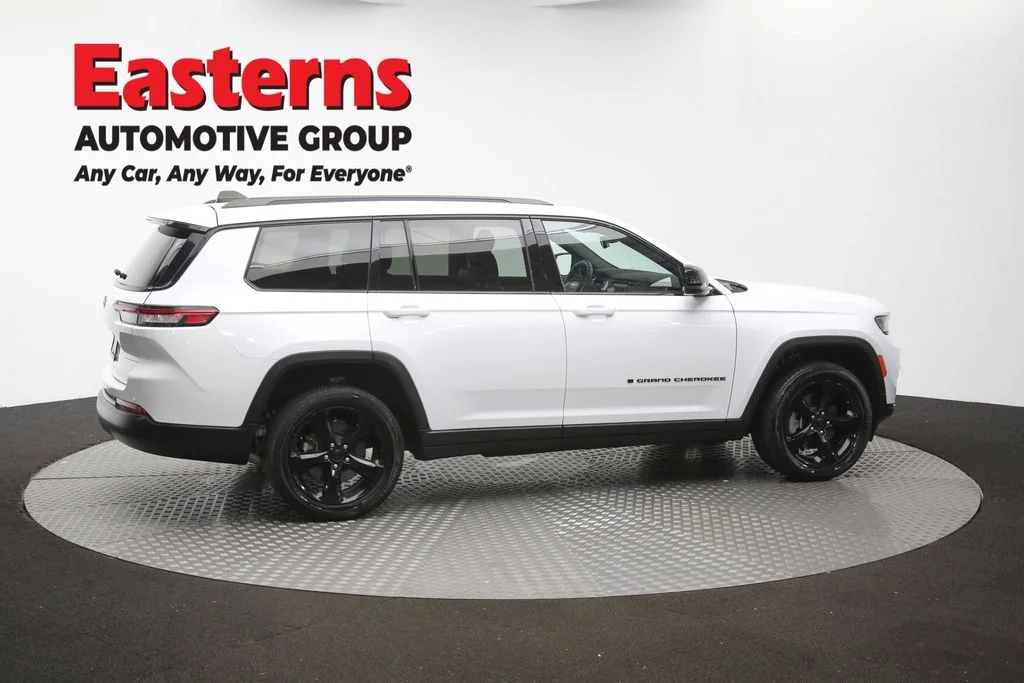 Used 2023 White Jeep Altitude image 45