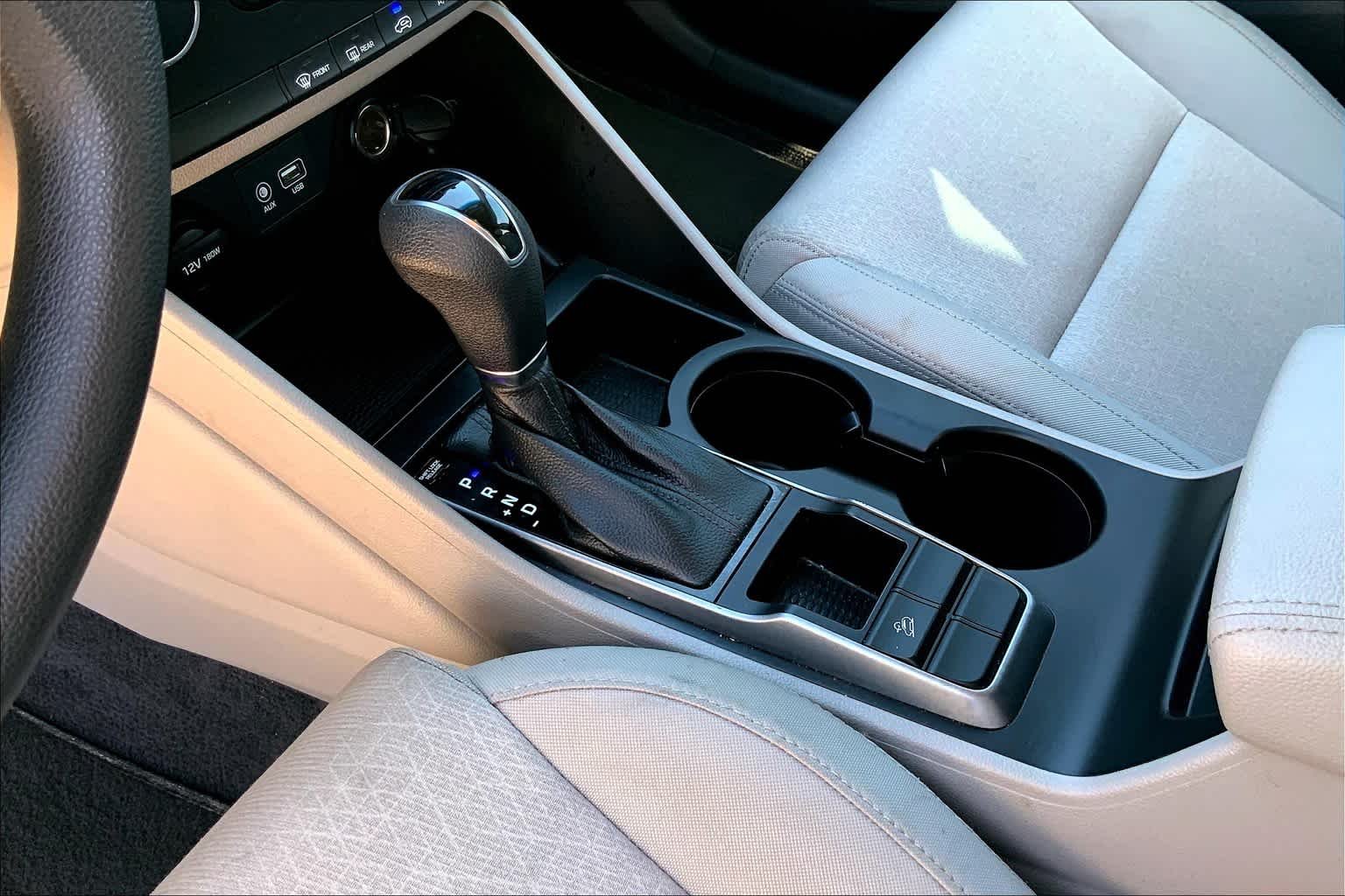 Used 2018 Molten Silver Hyundai SE image 16