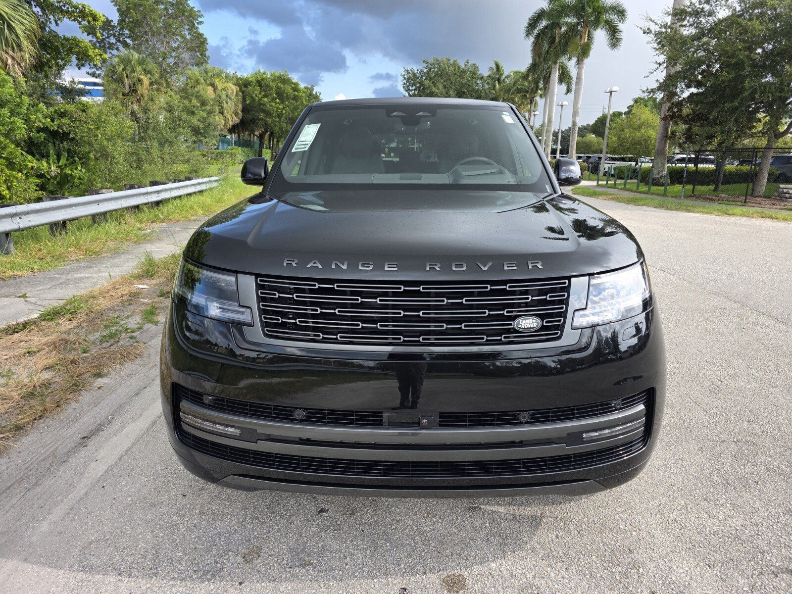 New 2026 Santorini Black Land Rover P400 SE image 8