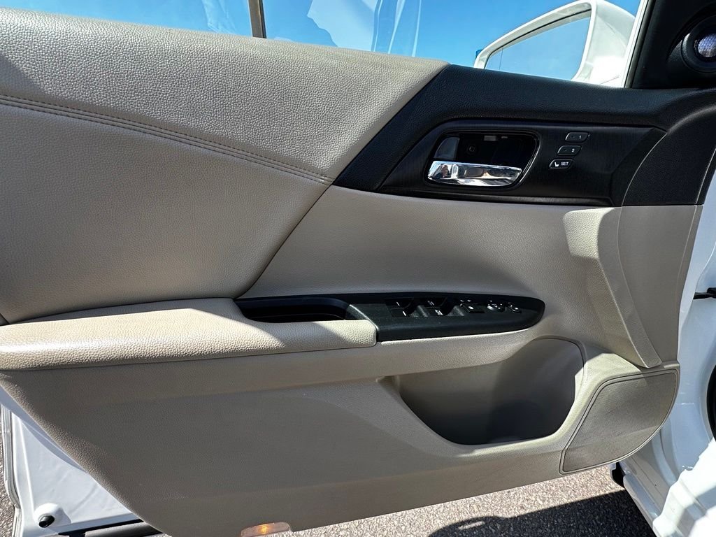 Used 2015  Honda Touring image 21