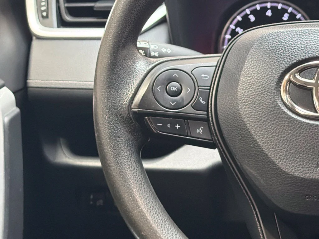 Used 2022 White Toyota LE image 17