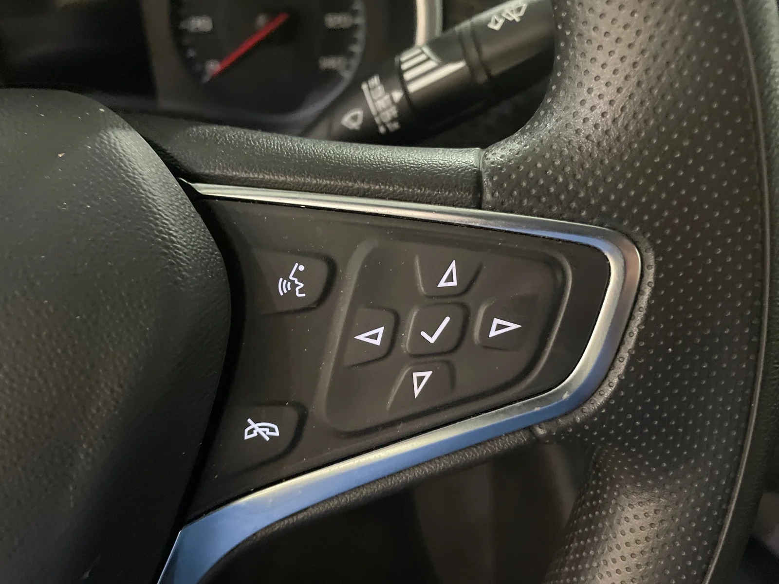 Used 2024 Summit White Chevrolet LT image 16