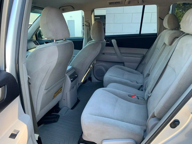 Used 2011 Silver Toyota Sport Utility 4D image 26