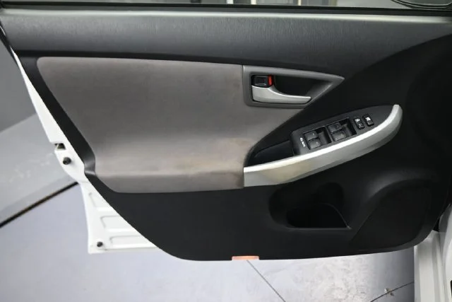 Used 2013 White Toyota Two image 21