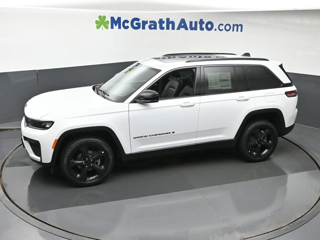 New 2026 Bright White Clear-Coat Exterior Paint Jeep Limited image 30