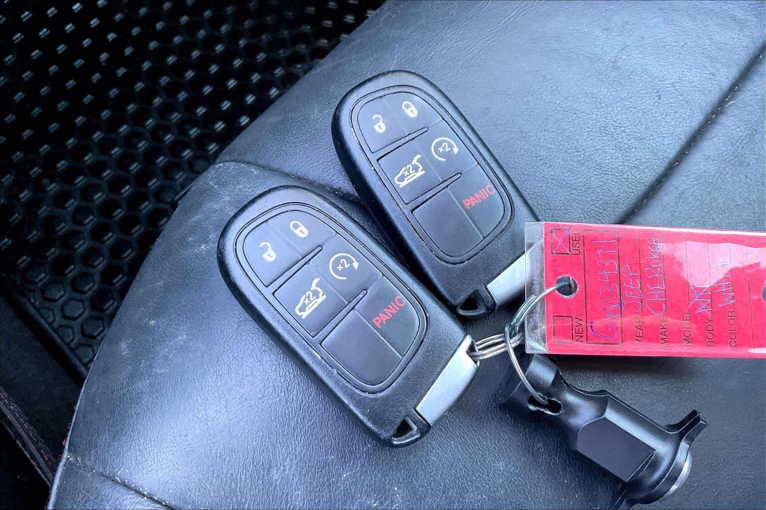 Used 2016 Bright White Clearcoat Jeep Trailhawk image 14