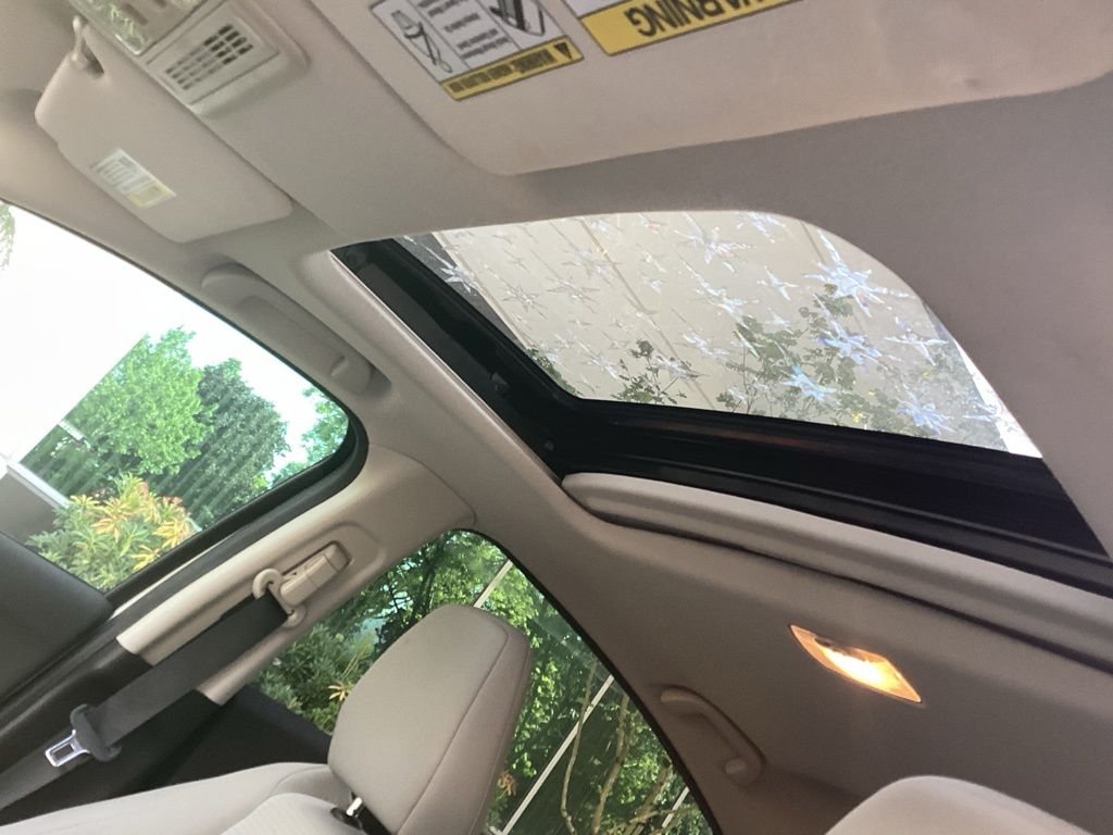 Used 2022 White Honda EX image 3