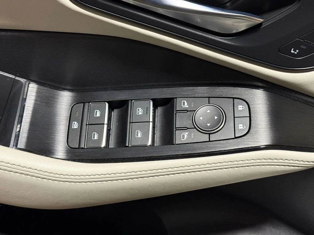 Certified Used 2023 Pearl White Tricoat/Super Black Nissan SL image 19