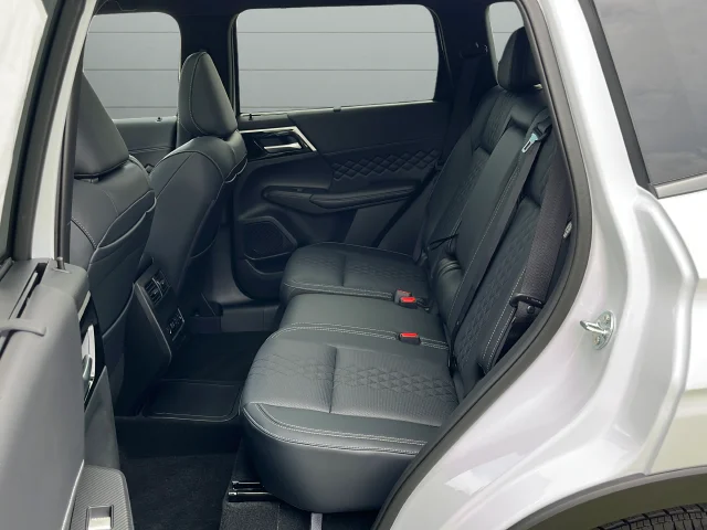 Used 2025 White Mitsubishi SEL Black Edition image 33