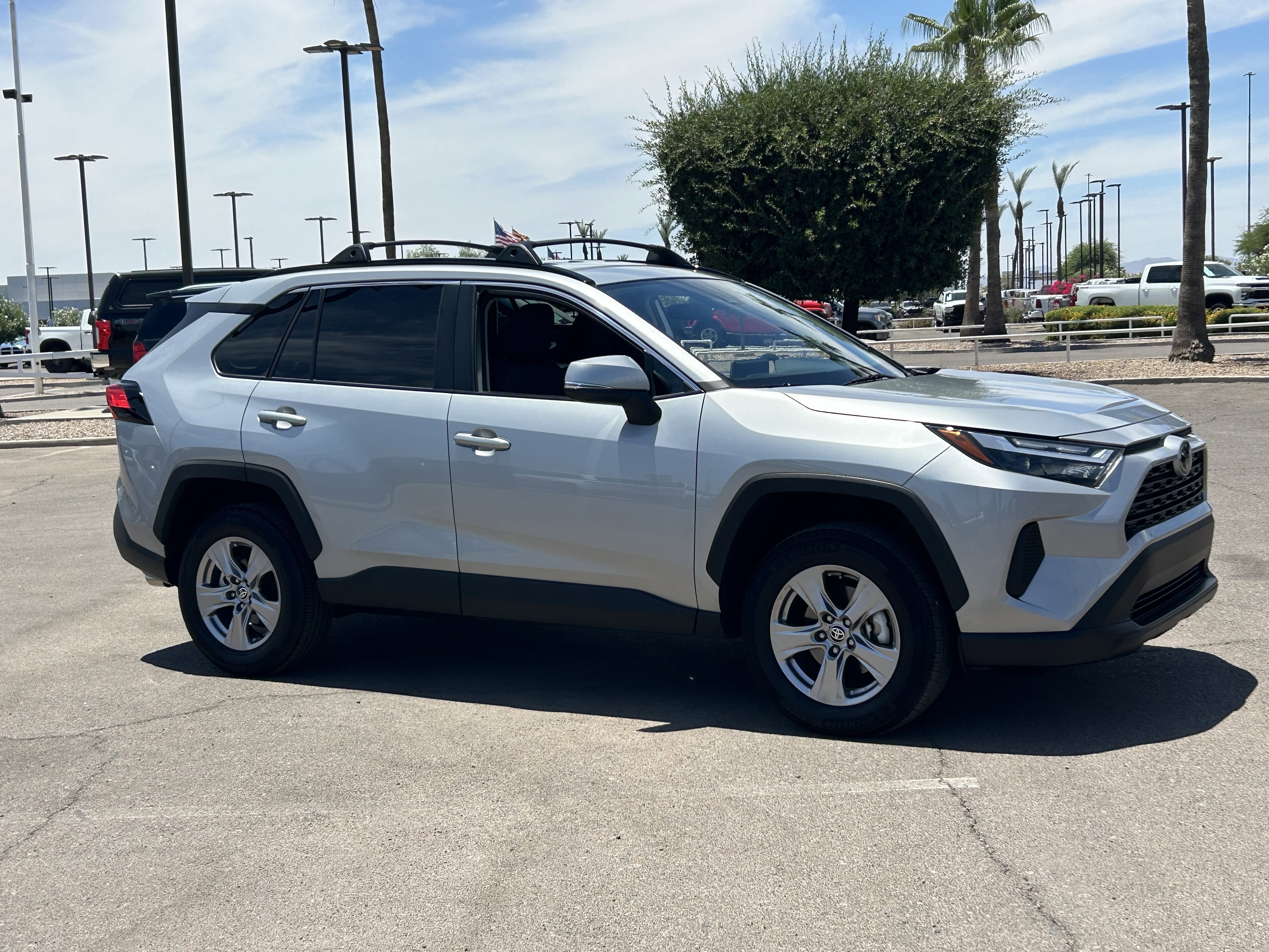 2025 Toyota RAV4 XLE - Photo 7