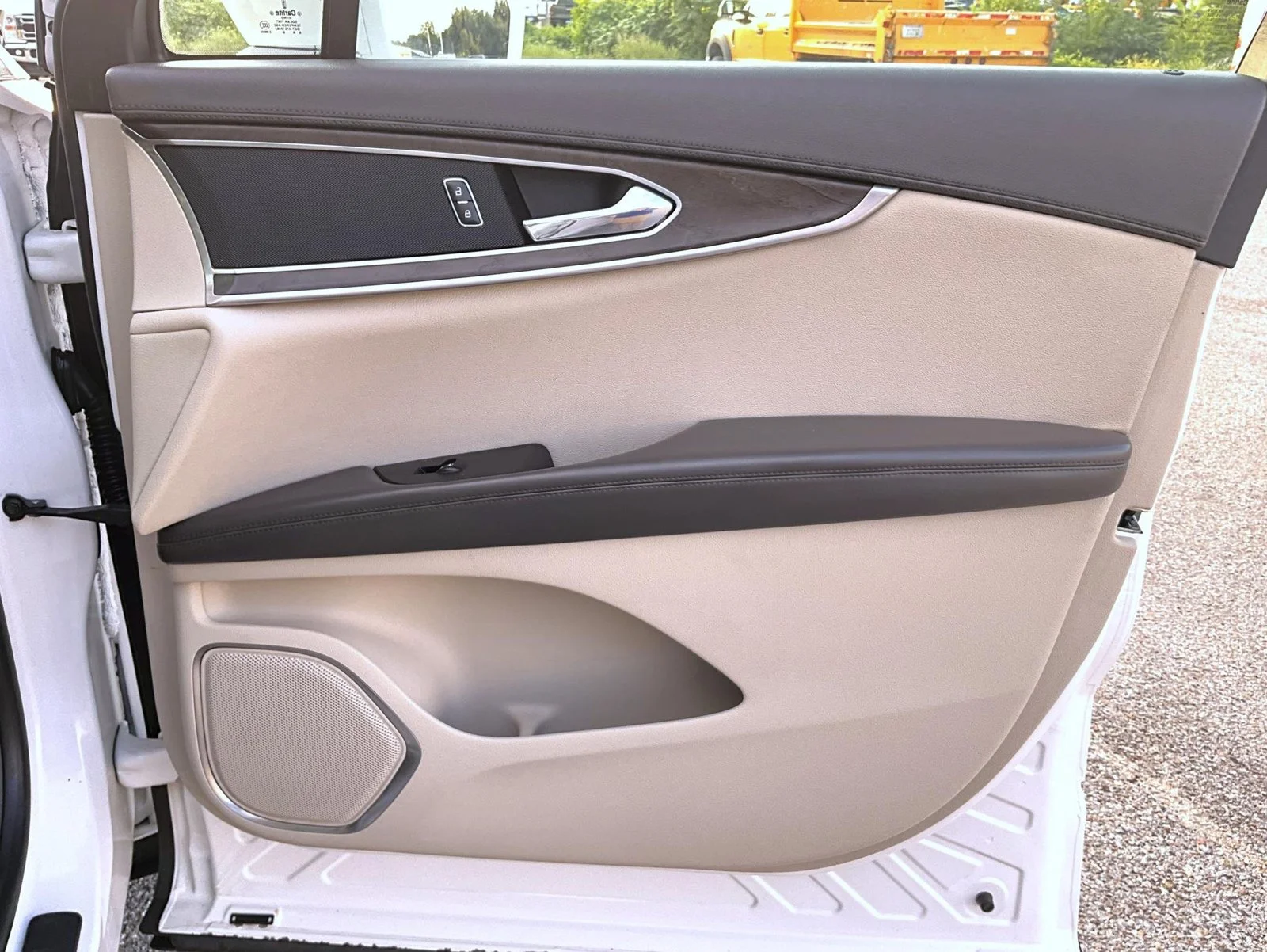 Used 2017 White Lincoln Reserve image 19