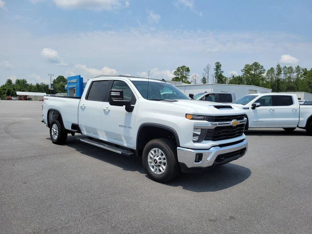 Used 2025 Summit White Chevrolet LT image 7