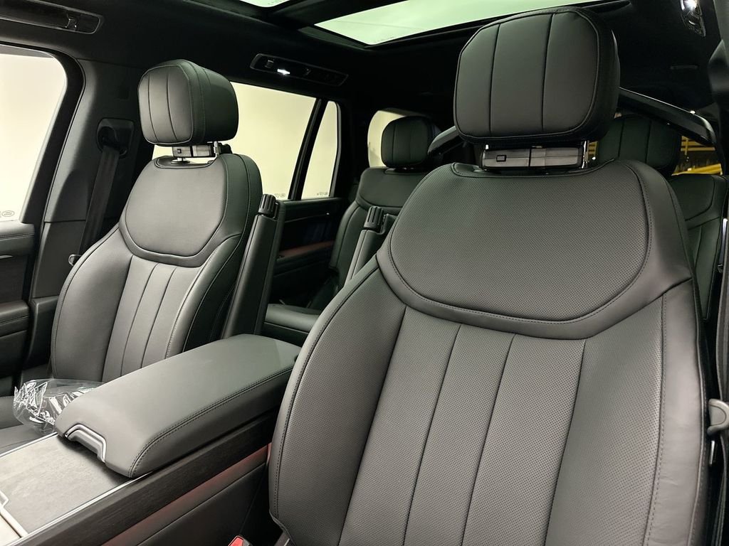 New 2027 Santorini Black Land Rover SE image 10