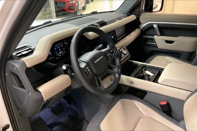 Used 2024 Fuji White Land Rover X-Dynamic SE image 22