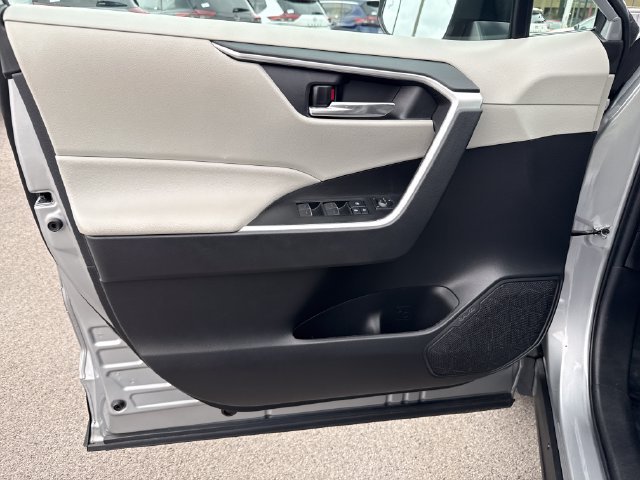 Used 2022 Silver Toyota XLE image 12