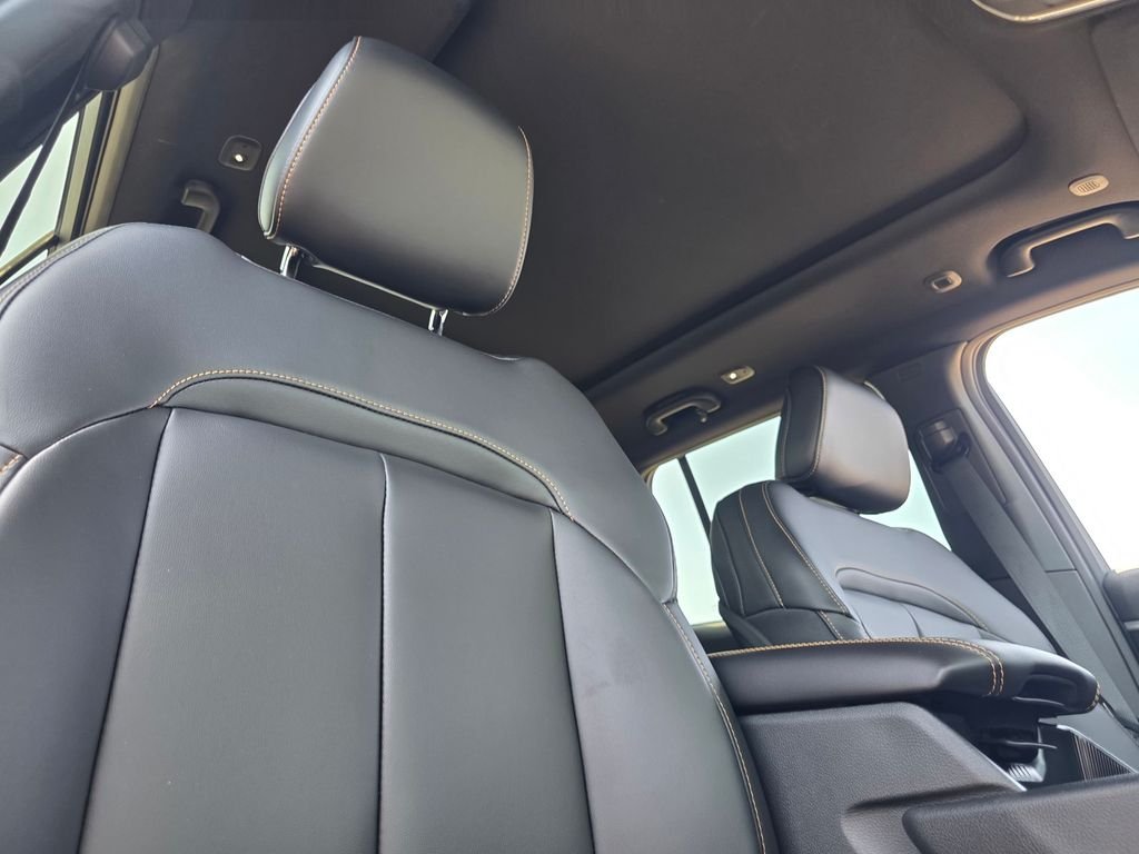 New 2026 Diamond Black Crystal Pearl-Coat Exterior Paint Jeep Limited image 14