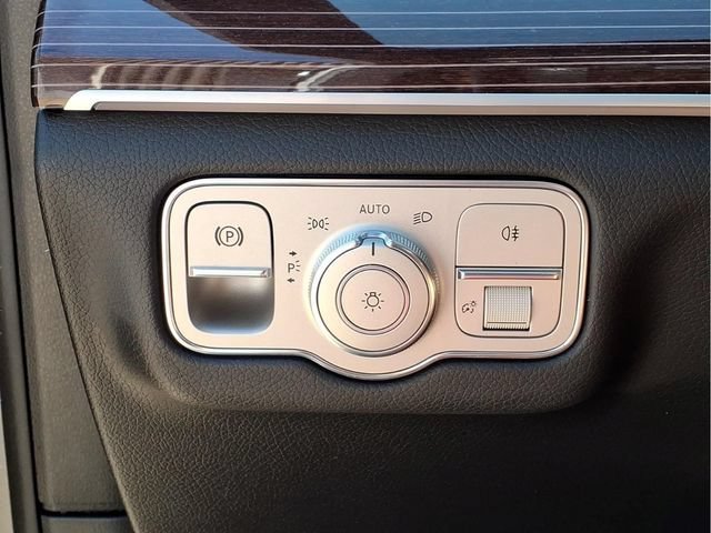 Used 2022 Silver Mercedes-Benz 4MATIC® image 16